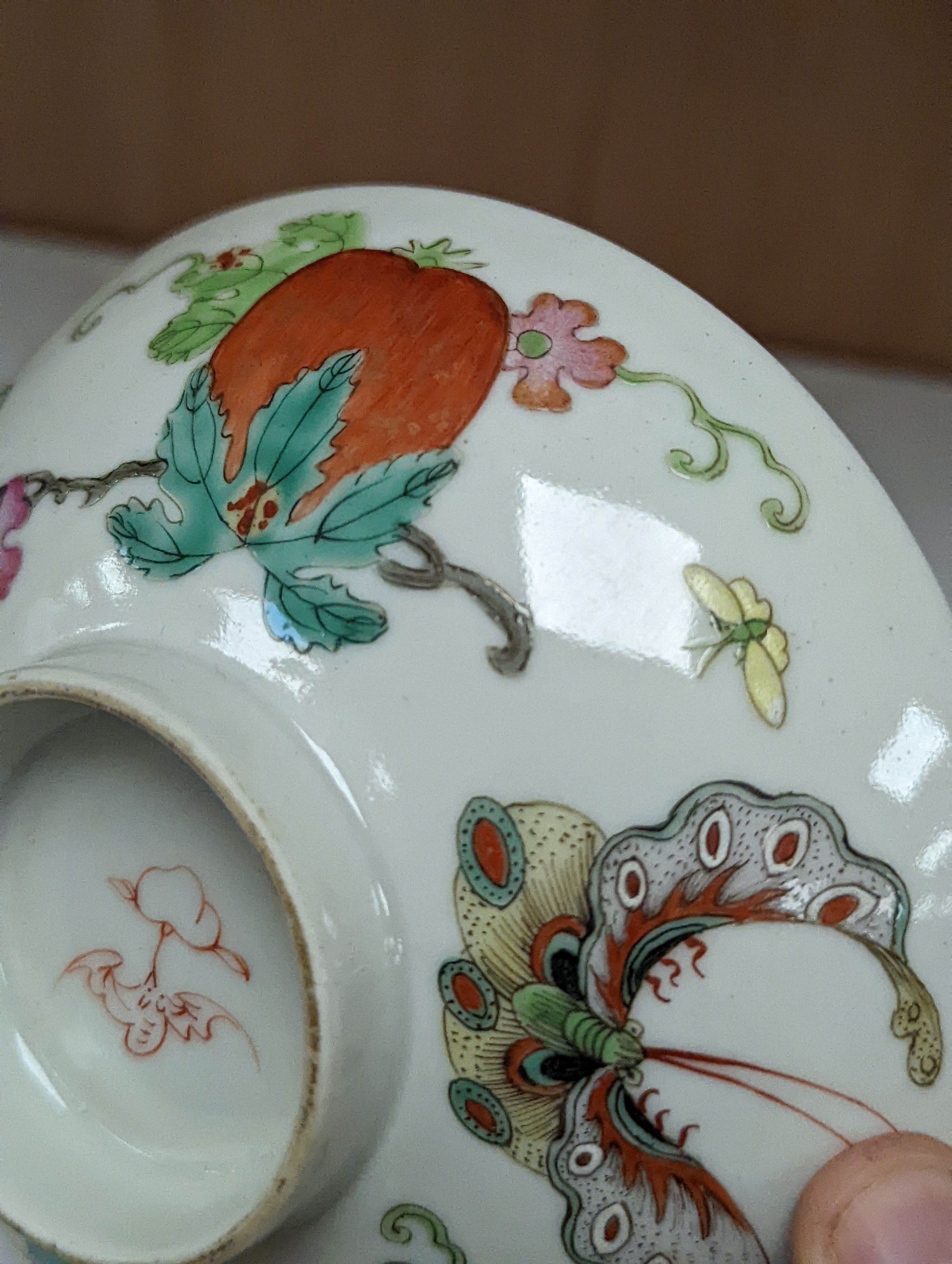 A Chinese famille rose bowl and cover, Xianfeng / Tongzhi period, unusually painted inside 14cm diameter